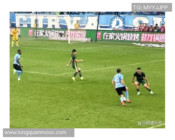 足球喳喳喳带你领略绿茵场上的激情与梦想，畅谈比赛背后的故事与精彩瞬间